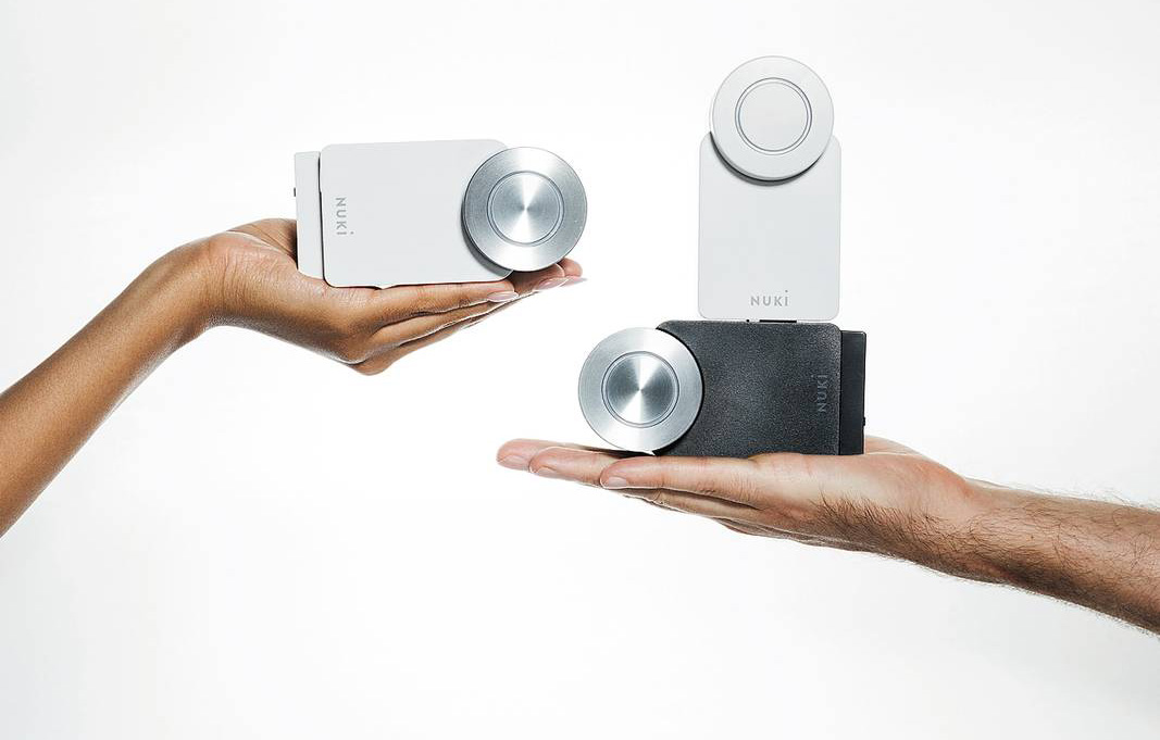 Nuki Smart Lock 4.0 è una serratura intelligente: con comando via smartphone o impronta digitale può aprire l'ingresso di casa semplificando la gestione degli accessi per familiari e collaboratori senza chiavi. Costa 279 euro. www.nuki.io Nuki Smart Lock 4.0 è una serratura intelligente: con comando via smartphone o impronta digitale può aprire l'ingresso di casa semplificando la gestione degli accessi per familiari e collaboratori senza chiavi. Costa 279 euro. www.nuki.io