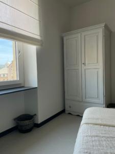 camera-con-armadio-ridipinto-225×300