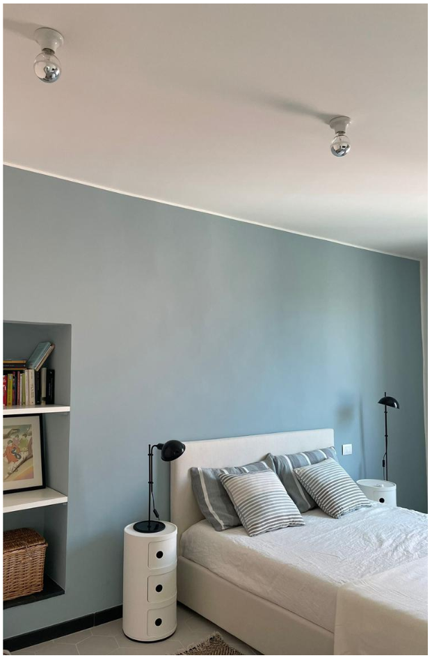 clara-bona-parete-azzurra-dietro-al-letto