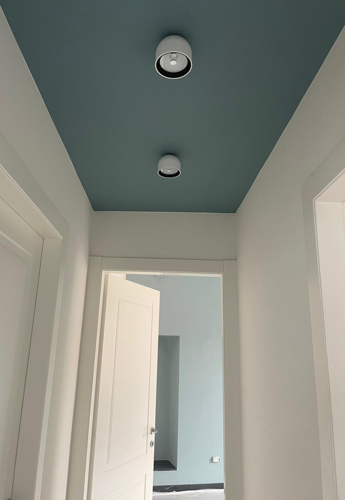 corridoio-soffitto-dipinto-azzurro-e-luci