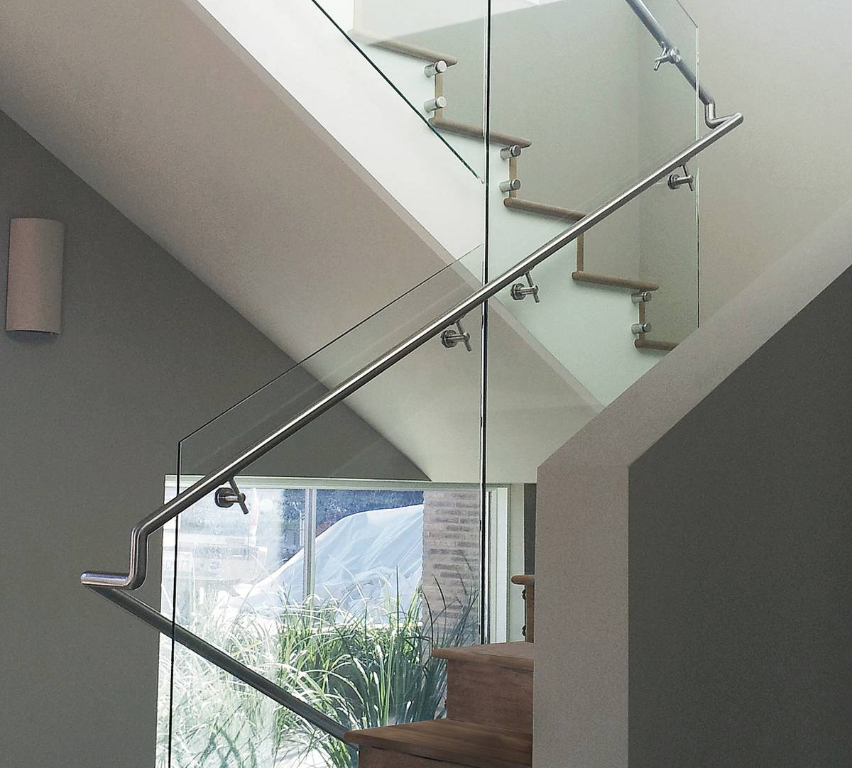 Il corrimano Tondo di IAM Design è progettato per risultare altamente ergonomico e bilanciato. In acciaio inox, in versione satinata, lucida, iron o verniciata a polvere, è proposto in kit da 2 metri. Su richiesta, trattamento aggiuntivo antibatterico e virucida o con illuminazione a led integrata. Prezzo a partire da 140 euro per kit. Gonzato Group, www.iamdesign.com Il corrimano Tondo di IAM Design è progettato per risultare altamente ergonomico e bilanciato. In acciaio inox, in versione satinata, lucida, iron o verniciata a polvere, è proposto in kit da 2 metri. Su richiesta, trattamento aggiuntivo antibatterico e virucida o con illuminazione a led integrata. Prezzo a partire da 140 euro per kit. Gonzato Group, www.iamdesign.com