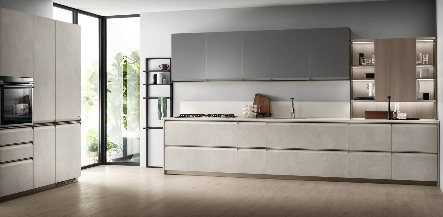 La cucina Formalia di Scavolini è caratterizzata da basi e colonne con ante in decorativo Pietra Solar e da pensili in laccato opaco grigio Vulcano. La linearità della composizione è interrotta da una serie di moduli a giorno illuminati con lo schienale nella finitura legno chiaro che permettono di esporre vasi e oggetti come in una vetrina. Prezzo su richiesta. www.scavolini.com La cucina Formalia di Scavolini è caratterizzata da basi e colonne con ante in decorativo Pietra Solar e da pensili in laccato opaco grigio Vulcano. La linearità della composizione è interrotta da una serie di moduli a giorno illuminati con lo schienale nella finitura legno chiaro che permettono di esporre vasi e oggetti come in una vetrina. Prezzo su richiesta. www.scavolini.com