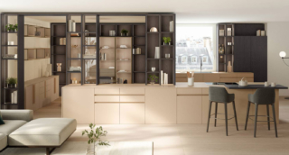 Una raffinata colorazione per Iconica di Veneta Cucine che si apre completamente sulla zona giorno e si sviluppa intorno all'isola che ha le basi in Laccato opaco Nude. I numerosi moduli a giorno in  Frassino Scuro impiallacciato, come le colonne, rendono la composizione frammentata e varia. Prezzo su richiesta. www.venetacucine.com Una raffinata colorazione per Iconica di Veneta Cucine che si apre completamente sulla zona giorno e si sviluppa intorno all'isola che ha le basi in Laccato opaco Nude. I numerosi moduli a giorno in  Frassino Scuro impiallacciato, come le colonne, rendono la composizione frammentata e varia. Prezzo su richiesta. www.venetacucine.com