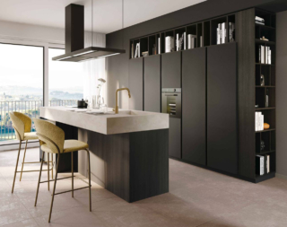 La cucina Pratica 11 di La Casa Moderna è composta da un'isola e da un blocco colonne con le ante in PET seta e il top in laminato. I numerosi vani a giorno posizionati nella parte alta dell'armadiatura, realizzati in nobilitato come la libreria laterale, alleggeriscono la composizione.  Prezzo a partire da 8.700 euro. www.lacasamoderna.com La cucina Pratica 11 di La Casa Moderna è composta da un'isola e da un blocco colonne con le ante in PET seta e il top in laminato. I numerosi vani a giorno posizionati nella parte alta dell'armadiatura, realizzati in nobilitato come la libreria laterale, alleggeriscono la composizione.  Prezzo a partire da 8.700 euro. www.lacasamoderna.com