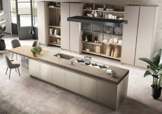 Una grande isola centrale con tavolo laterale domina la composizione Venere di Moretti Compact Cucine caratterizzata dalle colonne con libreria Virgo e da una serie di moduli a giorno. Le ante lisce sono realizzate in melaminico Rovere Miele e in laccato opaco Perla e metallizzato Nichel. Un pensile con anta telaio in alluminio e vetro Fumé, con presa maniglia integrata, prezzo a partire da 404 euro  + Iva. www.cucine.moretticompact.it Una grande isola centrale con tavolo laterale domina la composizione Venere di Moretti Compact Cucine caratterizzata dalle colonne con libreria Virgo e da una serie di moduli a giorno. Le ante lisce sono realizzate in melaminico Rovere Miele e in laccato opaco Perla e metallizzato Nichel. Un pensile con anta telaio in alluminio e vetro Fumé, con presa maniglia integrata, prezzo a partire da 404 euro  + Iva. www.cucine.moretticompact.it