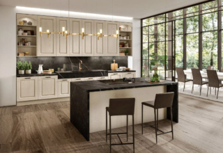 Le ante con telaio in massello di frassino, laccato decapé con venatura a vista, della cucina Verona di Arredo3 ne sottolineano lo stile elegantemente classico. La composizione a parete si sviluppa in modo simmetrico rispetto al grande lavello integrato in Dekton Kelya come il top; lateralmente rispetto ai pensili a sviluppo verticale sono presenti due moduli a giorno con cimasa e faretti che illuminano le stoviglie e gli accessori esposti. Prezzo su richiesta. www.arredo3.it Le ante con telaio in massello di frassino, laccato decapé con venatura a vista, della cucina Verona di Arredo3 ne sottolineano lo stile elegantemente classico. La composizione a parete si sviluppa in modo simmetrico rispetto al grande lavello integrato in Dekton Kelya come il top; lateralmente rispetto ai pensili a sviluppo verticale sono presenti due moduli a giorno con cimasa e faretti che illuminano le stoviglie e gli accessori esposti. Prezzo su richiesta. www.arredo3.it