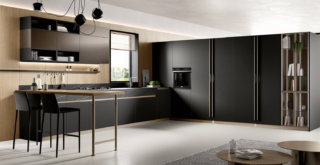 Una linea pulita e una colorazione scura per la composizione angolare Origina di Febal Casa  che si apre sul living dando vita ad una zona giorno accogliente e funzionale. Accanto alle colonne e ai pensili, che celano la cappa a scomparsa, trovano posto una serie di moduli a giorno; il piano di lavoro in Laminam Noir Desir integra perfettamente il lavello. Prezzo su richiesta. www.febalcasa.com Una linea pulita e una colorazione scura per la composizione angolare Origina di Febal Casa  che si apre sul living dando vita ad una zona giorno accogliente e funzionale. Accanto alle colonne e ai pensili, che celano la cappa a scomparsa, trovano posto una serie di moduli a giorno; il piano di lavoro in Laminam Noir Desir integra perfettamente il lavello. Prezzo su richiesta. www.febalcasa.com