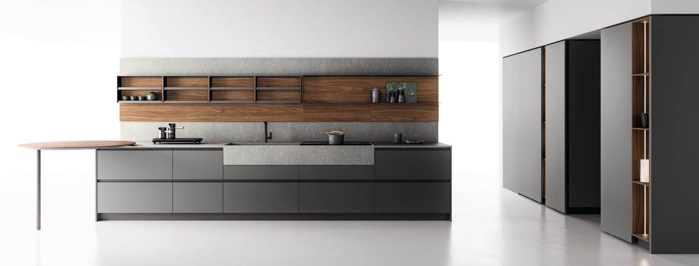 La cucina Anice di Valdesign ha le basi e le colonne chiuse da ante in Laccato opaco Piombo e il top Brick Laminam Pietra Piasentina. I vani a giorno e la boiserie nella finitura Noce classico “scaldano” la composizione. Un modulo base da 60 cm con anta battente, prezzo 253 euro.  www.valdesigncucine.eu La cucina Anice di Valdesign ha le basi e le colonne chiuse da ante in Laccato opaco Piombo e il top Brick Laminam Pietra Piasentina. I vani a giorno e la boiserie nella finitura Noce classico “scaldano” la composizione. Un modulo base da 60 cm con anta battente, prezzo 253 euro.  www.valdesigncucine.eu