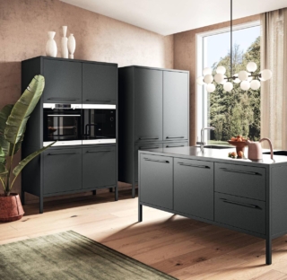 La composizione Frame Kitchen di Fantin è composta da elementi coordinati completamente realizzati in metallo 100% riciclabile verniciato a polveri atossiche grigio con il piano in acciaio Barazza satinato. L'elemento a tre moduli con ante, vasca, rubinetto e piano cottura a gas Electrolux da quattro fuochi misura L 188 x P 67 x H 89 cm. Prezzo a partire da 7.576 euro + Iva. I mobili contenitore Frame Tall Units sono accessoriabili con elettrodomestici vari (frigorifero, forno, forno a microonde, lavastoviglie). La versione a due colonne misura L 128 x P 67 X H 173 cm, prezzo a partire da 3.506 euro. www.fantin.com La composizione Frame Kitchen di Fantin è composta da elementi coordinati completamente realizzati in metallo 100% riciclabile verniciato a polveri atossiche grigio con il piano in acciaio Barazza satinato. L'elemento a tre moduli con ante, vasca, rubinetto e piano cottura a gas Electrolux da quattro fuochi misura L 188 x P 67 x H 89 cm. Prezzo a partire da 7.576 euro + Iva. I mobili contenitore Frame Tall Units sono accessoriabili con elettrodomestici vari (frigorifero, forno, forno a microonde, lavastoviglie). La versione a due colonne misura L 128 x P 67 X H 173 cm, prezzo a partire da 3.506 euro. www.fantin.com