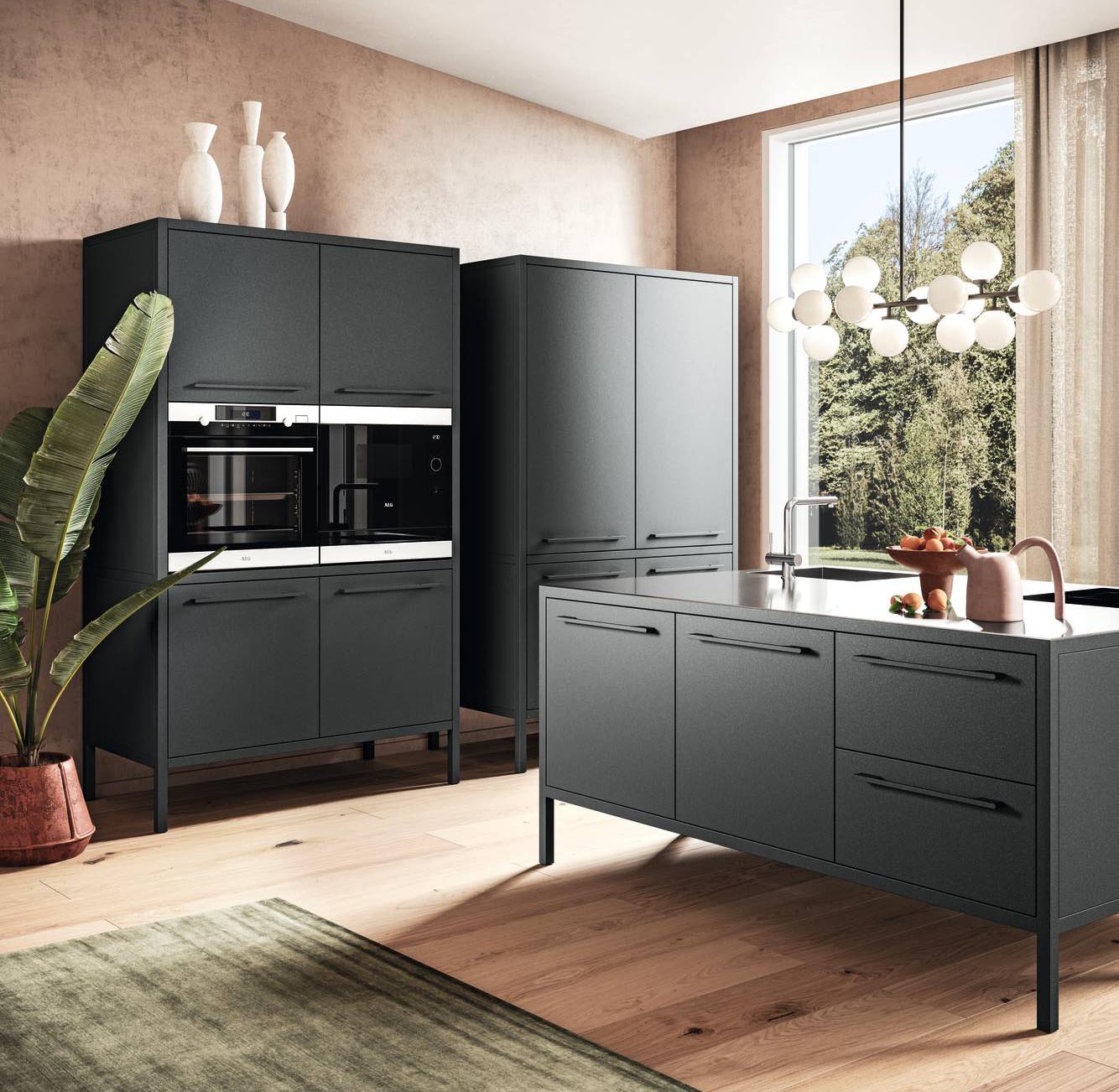 La composizione Frame Kitchen di Fantin è composta da elementi coordinati completamente realizzati in metallo 100% riciclabile verniciato a polveri atossiche grigio con il piano in acciaio Barazza satinato. L'elemento a tre moduli con ante, vasca, rubinetto e piano cottura a gas Electrolux da quattro fuochi misura L 188 x P 67 x H 89 cm. Prezzo a partire da 7.576 euro + Iva. I mobili contenitore Frame Tall Units sono accessoriabili con elettrodomestici vari (frigorifero, forno, forno a microonde, lavastoviglie). La versione a due colonne misura L 128 x P 67 X H 173 cm, prezzo a partire da 3.506 euro. www.fantin.com La composizione Frame Kitchen di Fantin è composta da elementi coordinati completamente realizzati in metallo 100% riciclabile verniciato a polveri atossiche grigio con il piano in acciaio Barazza satinato. L'elemento a tre moduli con ante, vasca, rubinetto e piano cottura a gas Electrolux da quattro fuochi misura L 188 x P 67 x H 89 cm. Prezzo a partire da 7.576 euro + Iva. I mobili contenitore Frame Tall Units sono accessoriabili con elettrodomestici vari (frigorifero, forno, forno a microonde, lavastoviglie). La versione a due colonne misura L 128 x P 67 X H 173 cm, prezzo a partire da 3.506 euro. www.fantin.com