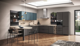 La composizione ad angolo Jeometrica di Scavolini è composta da basi e colonne in Laccato opaco Grigio Ferro con le ante lisce dotate di maniglie in metallo nella finitura Antracite; il piano in Quarz  Blanco City si prolunga lateralmente per dare vita al piano snack rotondo. Accanto ai pensili in laccato Verde Ottanio trovano posto le mensole con lo schienale in decorativo Anise Prezzo su richiesta. www.scavolini.com La composizione ad angolo Jeometrica di Scavolini è composta da basi e colonne in Laccato opaco Grigio Ferro con le ante lisce dotate di maniglie in metallo nella finitura Antracite; il piano in Quarz  Blanco City si prolunga lateralmente per dare vita al piano snack rotondo. Accanto ai pensili in laccato Verde Ottanio trovano posto le mensole con lo schienale in decorativo Anise Prezzo su richiesta. www.scavolini.com