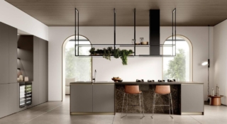 Aperta e luminosa la composizione Modula di Febal Casa: si articola intorno all'isola centrale rivestita in Laminam Emperador Extra Lucidato, contraddistinto da venature naturali che aggiungono un tocco di lusso e unicità all’ambiente, sovrastata dalla funzionale cappa aspirante a soffitto Ofiuco in metallo e vetro. Le ante lisce delle basi e delle colonne sono in Laccato Opaco Grigio Piombo impreziosite dalle maniglie integrate in alluminio Champagne. Prezzo su richiesta. www.febalcasa.com Aperta e luminosa la composizione Modula di Febal Casa: si articola intorno all'isola centrale rivestita in Laminam Emperador Extra Lucidato, contraddistinto da venature naturali che aggiungono un tocco di lusso e unicità all’ambiente, sovrastata dalla funzionale cappa aspirante a soffitto Ofiuco in metallo e vetro. Le ante lisce delle basi e delle colonne sono in Laccato Opaco Grigio Piombo impreziosite dalle maniglie integrate in alluminio Champagne. Prezzo su richiesta. www.febalcasa.com