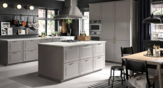 La grande cucina di Ikea Italia composta da elementi con le ante modanate Bodbyn in una delicata sfumatura di grigio si sviluppa intorno all'isola centrale attrezzata con i fuochi e con una grande cappa sospesa. Il frontale del cassetto Bodbyn misura L 60 x P 40 cm, prezzo 39 euro. www.ikea.com La grande cucina di Ikea Italia composta da elementi con le ante modanate Bodbyn in una delicata sfumatura di grigio si sviluppa intorno all'isola centrale attrezzata con i fuochi e con una grande cappa sospesa. Il frontale del cassetto Bodbyn misura L 60 x P 40 cm, prezzo 39 euro. www.ikea.com