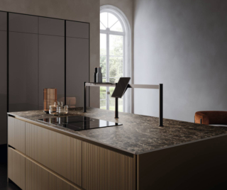 L'isola della cucina Glass 2.0 di Arredo3 è attrezzata con il ponte elettrificato Tuttotondo con Led integrato, ricarica USB, mensola e porta smartphone. Le colonne hanno il telaio in alluminio nero e il frtontale in vetro lucido incenso; le basi dell'isola invece sono in laccato metallizzato bromnzo con lavorazione millerighe. Prezzo su richiesta. www.arredo3.it L'isola della cucina Glass 2.0 di Arredo3 è attrezzata con il ponte elettrificato Tuttotondo con Led integrato, ricarica USB, mensola e porta smartphone. Le colonne hanno il telaio in alluminio nero e il frtontale in vetro lucido incenso; le basi dell'isola invece sono in laccato metallizzato bromnzo con lavorazione millerighe. Prezzo su richiesta. www.arredo3.it