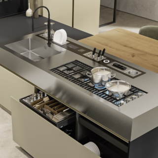 Ha il piano dell'isola multifunzione realizzato in resistente acciaio Inox Barazza con finitura satinata  il modello Loft 2.2 di Arrex; il piano snack è realizzato in Rovere Spaccato Naturale e il piano di lavoro in Fenix Nero Ingo. Un modulo base da 150 cm con anta laccata opaco, prezzo 1.092 euro + Iva. www.arrex.it Ha il piano dell'isola multifunzione realizzato in resistente acciaio Inox Barazza con finitura satinata  il modello Loft 2.2 di Arrex; il piano snack è realizzato in Rovere Spaccato Naturale e il piano di lavoro in Fenix Nero Ingo. Un modulo base da 150 cm con anta laccata opaco, prezzo 1.092 euro + Iva. www.arrex.it