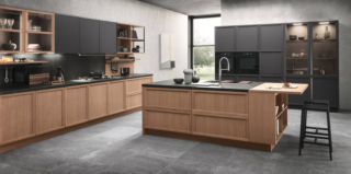 Ha le basi in Rovere Barrique e il piano Dekton Kelya l'isola centrale della cucina Newport di Stosa che è corredata di un lavello in acciaio inox filo top con tagliere scorrevole e scomparto laterale per piatti. I pensili e le colonne hanno le ante lisce in laccato Lava. Un modulo base da 60 cm, prezzo a partire da 244 euro + Iva. www.stosacucine.com Ha le basi in Rovere Barrique e il piano Dekton Kelya l'isola centrale della cucina Newport di Stosa che è corredata di un lavello in acciaio inox filo top con tagliere scorrevole e scomparto laterale per piatti. I pensili e le colonne hanno le ante lisce in laccato Lava. Un modulo base da 60 cm, prezzo a partire da 244 euro + Iva. www.stosacucine.com