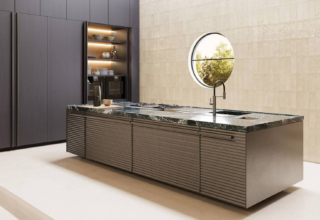 La cucina “Omaggio alla Cinqueterre di Vico Magistretti” di Schiffini è caratterizzata dallo scenografico piano in Portoro, una pregiata pietra naturale della zona del Golfo della Spezia, attrezzato con la zona lavello e i fuochi e completato da una serie di vani contenitore. Le ante sono realizzate in alluminio anodizzato con le maniglie che si estendono lungo l'intera lunghezza. Prezzo su richiesta. www.schiffini.it La cucina “Omaggio alla Cinqueterre di Vico Magistretti” di Schiffini è caratterizzata dallo scenografico piano in Portoro, una pregiata pietra naturale della zona del Golfo della Spezia, attrezzato con la zona lavello e i fuochi e completato da una serie di vani contenitore. Le ante sono realizzate in alluminio anodizzato con le maniglie che si estendono lungo l'intera lunghezza. Prezzo su richiesta. www.schiffini.it