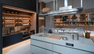 Colori tenui per la cucina Sign di Ernestomeda che ha come protagonista l'isola con le basi in Stone+ Nevada Canneté con telaio verniciato Lucem, dotate di anta Zed Frame, e il top nella stessa finitura. Ad arricchire l'isola sono presenti gli elementi a giorno Daylight in Hi-melamine Olmo Namib con cornice a led verniciata Lucem che riprendono i colori caldi dell’innovativa penisola scorrevole snack Move-on Plus, proposta nella stessa finitura Olmo Namib e il sistema Bridge verniciato Lucem, arricchito dai suoi accessori in impiallacciato Rovere Nordic. Prezzo su richiesta. www.ernestomeda.com Colori tenui per la cucina Sign di Ernestomeda che ha come protagonista l'isola con le basi in Stone+ Nevada Canneté con telaio verniciato Lucem, dotate di anta Zed Frame, e il top nella stessa finitura. Ad arricchire l'isola sono presenti gli elementi a giorno Daylight in Hi-melamine Olmo Namib con cornice a led verniciata Lucem che riprendono i colori caldi dell’innovativa penisola scorrevole snack Move-on Plus, proposta nella stessa finitura Olmo Namib e il sistema Bridge verniciato Lucem, arricchito dai suoi accessori in impiallacciato Rovere Nordic. Prezzo su richiesta. www.ernestomeda.com