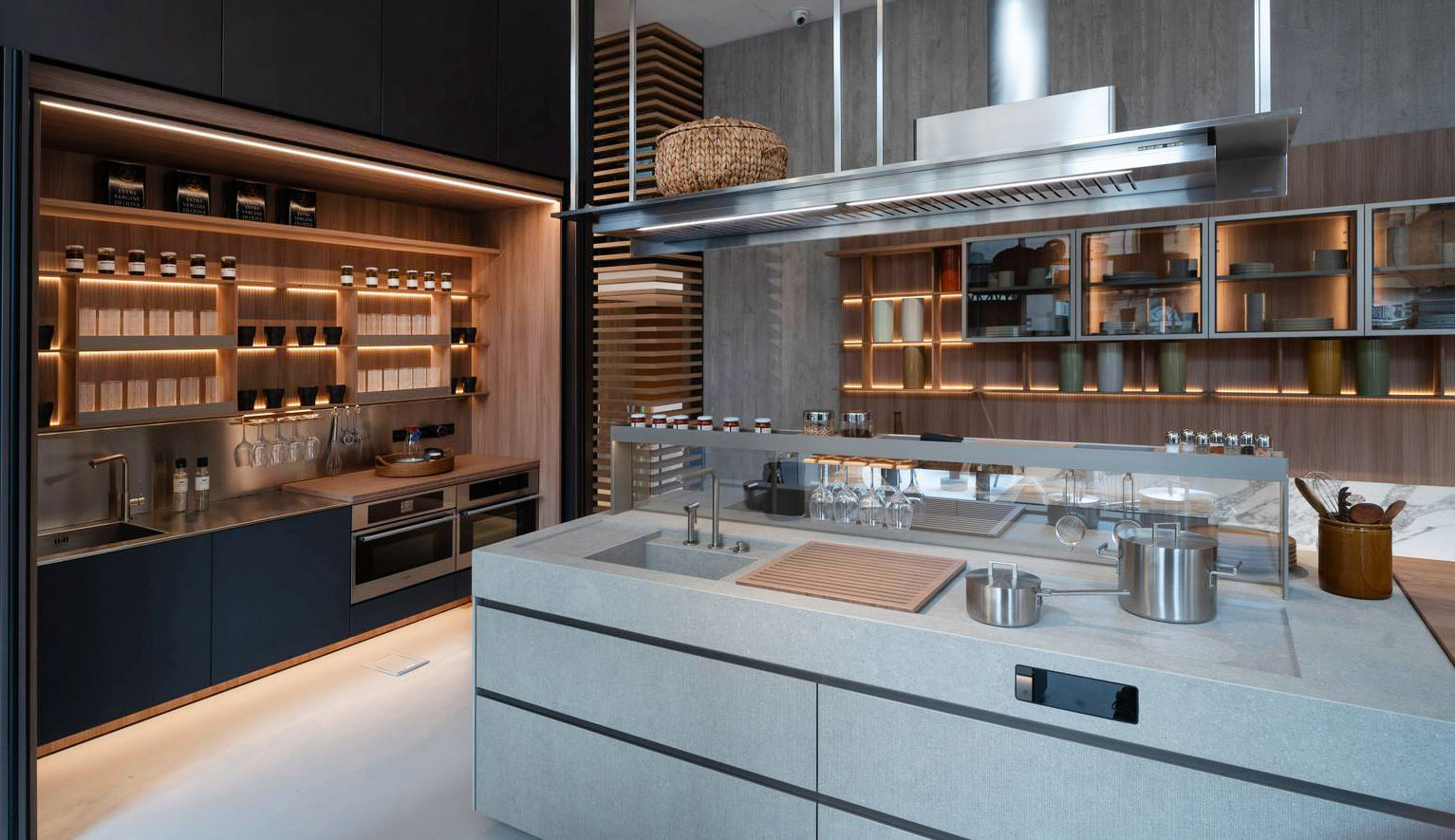 Colori tenui per la cucina Sign di Ernestomeda che ha come protagonista l'isola con le basi in Stone+ Nevada Canneté con telaio verniciato Lucem, dotate di anta Zed Frame, e il top nella stessa finitura. Ad arricchire l'isola sono presenti gli elementi a giorno Daylight in Hi-melamine Olmo Namib con cornice a led verniciata Lucem che riprendono i colori caldi dell’innovativa penisola scorrevole snack Move-on Plus, proposta nella stessa finitura Olmo Namib e il sistema Bridge verniciato Lucem, arricchito dai suoi accessori in impiallacciato Rovere Nordic. Prezzo su richiesta. www.ernestomeda.com Colori tenui per la cucina Sign di Ernestomeda che ha come protagonista l'isola con le basi in Stone+ Nevada Canneté con telaio verniciato Lucem, dotate di anta Zed Frame, e il top nella stessa finitura. Ad arricchire l'isola sono presenti gli elementi a giorno Daylight in Hi-melamine Olmo Namib con cornice a led verniciata Lucem che riprendono i colori caldi dell’innovativa penisola scorrevole snack Move-on Plus, proposta nella stessa finitura Olmo Namib e il sistema Bridge verniciato Lucem, arricchito dai suoi accessori in impiallacciato Rovere Nordic. Prezzo su richiesta. www.ernestomeda.com