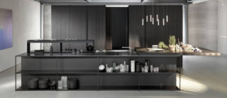 Una grande isola attrezzata e dotata di accessori multifunzione come l'elemento a ponte, con basi a giorno in metallo, per la cucina Telero Antis Lain di Euromobil. Le colonne hanno le ante in Wood liscio black e Wood caneté black; le basi dell'isola sono in vetro Dekor Sac medium. Prezzo su richiesta. www.euromobil.com Una grande isola attrezzata e dotata di accessori multifunzione come l'elemento a ponte, con basi a giorno in metallo, per la cucina Telero Antis Lain di Euromobil. Le colonne hanno le ante in Wood liscio black e Wood caneté black; le basi dell'isola sono in vetro Dekor Sac medium. Prezzo su richiesta. www.euromobil.com