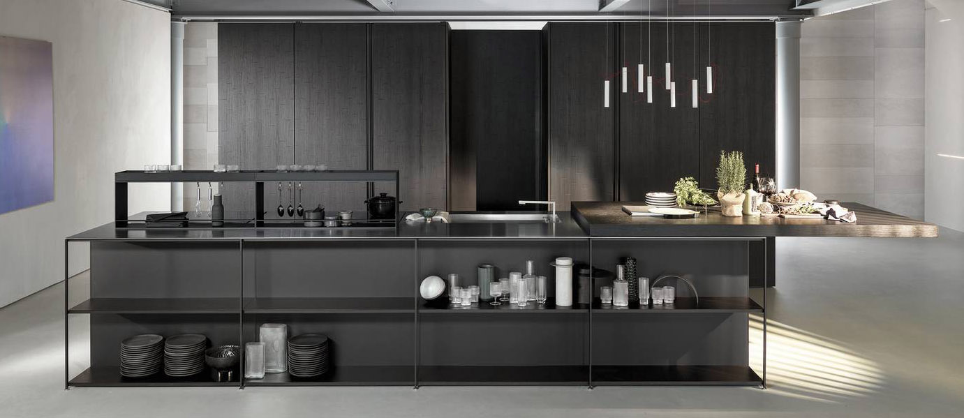 Una grande isola attrezzata e dotata di accessori multifunzione come l'elemento a ponte, con basi a giorno in metallo, per la cucina Telero Antis Lain di Euromobil. Le colonne hanno le ante in Wood liscio black e Wood caneté black; le basi dell'isola sono in vetro Dekor Sac medium. Prezzo su richiesta. www.euromobil.com Una grande isola attrezzata e dotata di accessori multifunzione come l'elemento a ponte, con basi a giorno in metallo, per la cucina Telero Antis Lain di Euromobil. Le colonne hanno le ante in Wood liscio black e Wood caneté black; le basi dell'isola sono in vetro Dekor Sac medium. Prezzo su richiesta. www.euromobil.com