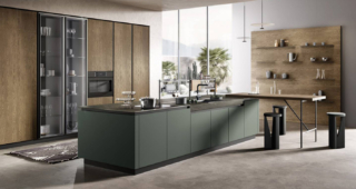 La composizione Venere 4 di Moretti Compact Cucine ha le colonne con le ante impiallacciate Rovere Yuta abbinate alle ante in vetro lucido Fumé; le ante sono arricchite dalle gole che corrono fra i vari moduli e mettono in evidenza i materiali. L’isola a centro stanza, integralmente laccata opaca color muschio con il piano di lavoro in laminam nella finitura ossido nero, è caratterizzata da un tavolo snack a sbalzo e dal sistema organizer a ponte isola modello Hang Top. La struttura, prezzo a partire da 183 euro + Iva. www.cucine.moretticompact.it La composizione Venere 4 di Moretti Compact Cucine ha le colonne con le ante impiallacciate Rovere Yuta abbinate alle ante in vetro lucido Fumé; le ante sono arricchite dalle gole che corrono fra i vari moduli e mettono in evidenza i materiali. L’isola a centro stanza, integralmente laccata opaca color muschio con il piano di lavoro in laminam nella finitura ossido nero, è caratterizzata da un tavolo snack a sbalzo e dal sistema organizer a ponte isola modello Hang Top. La struttura, prezzo a partire da 183 euro + Iva. www.cucine.moretticompact.it