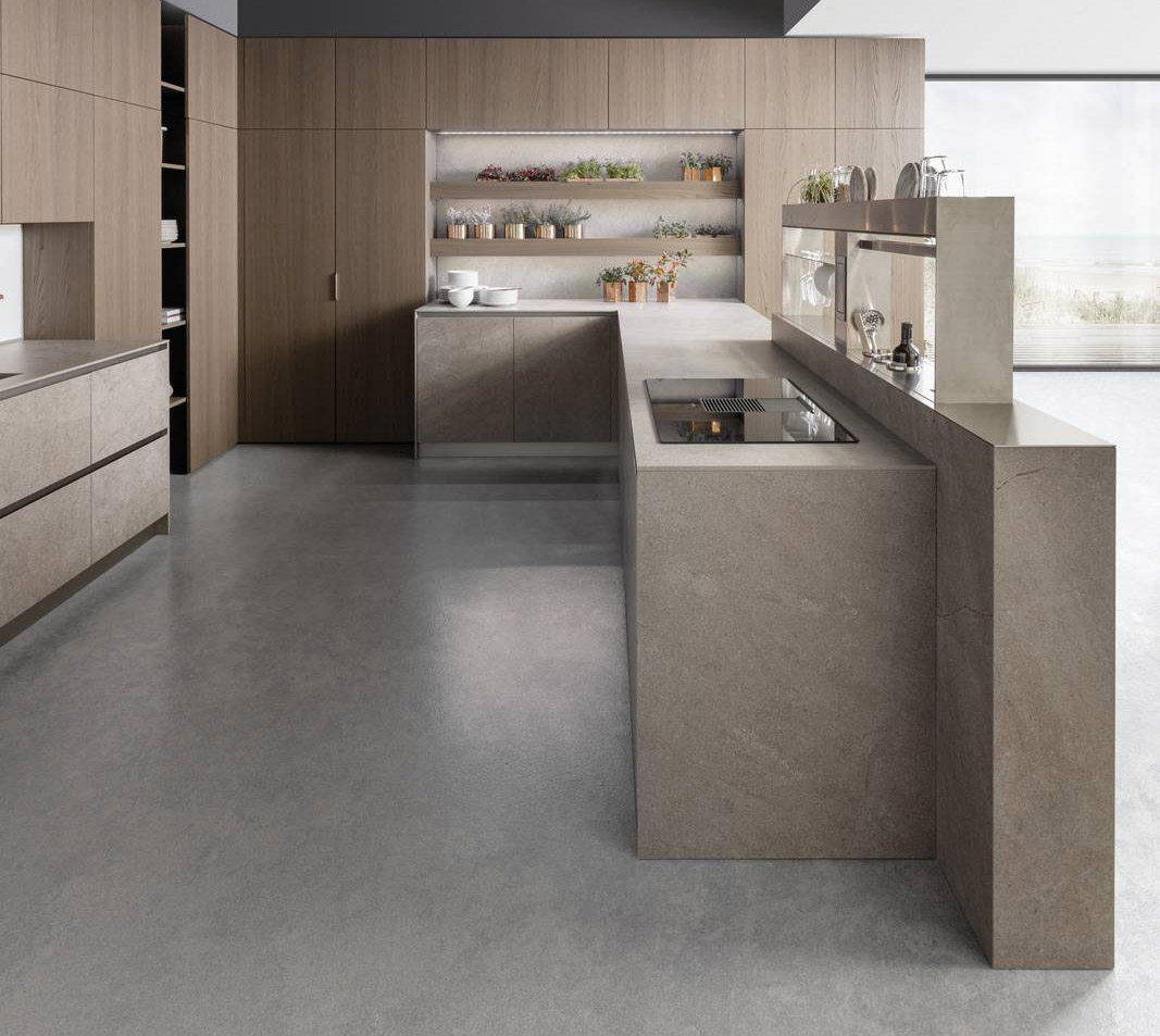 Alterna ante lisce in impiallacciato premium olmo Michelangelo e MDi Jasper la composizione Aspen + D23 All-arounD di Doimo Cucine che è dotata di una lunga penisola accessoriata con un canale in acciaio inox, con porta piatti, bicchieri, spezie e bottiglie oltre allo spazio per due prese Schuko, motorizzato, alzabile e abbassabile tramite telecomando. Prezzo su richiesta. www.doimocucine.com Alterna ante lisce in impiallacciato premium olmo Michelangelo e MDi Jasper la composizione Aspen + D23 All-arounD di Doimo Cucine che è dotata di una lunga penisola accessoriata con un canale in acciaio inox, con porta piatti, bicchieri, spezie e bottiglie oltre allo spazio per due prese Schuko, motorizzato, alzabile e abbassabile tramite telecomando. Prezzo su richiesta. www.doimocucine.com