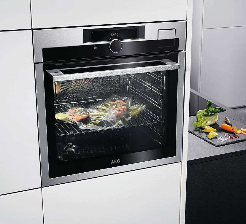 Il forno a vapore SteamPro di AEG,
con 25 diversi programmi di cottura, connettività integrata e termosonda per il controllo del risultato, ha un sistema Sicurezza Bambino che blocca ogni comando. Costa 1.999,99 euro. www.aeg.it Il forno a vapore SteamPro di AEG,
con 25 diversi programmi di cottura, connettività integrata e termosonda per il controllo del risultato, ha un sistema Sicurezza Bambino che blocca ogni comando. Costa 1.999,99 euro. www.aeg.it