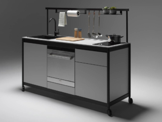 La cucina modulare compatta Fluido Kitchenette di Martex è attrezzata con lavello, lavastoviglie, piano cottura a induzione e minibar ed è corredata di ruote. Il top è realizzato in Fenix, melaminico o vetro laccato; le ante sono disponibili in melaminico o laccato opaco. La struttura in alluminio nero dà vita a pratico ponte a cui appendere ripiani e accessori, per avere tutto a portata di mano. Misura  L 186 x P 66 x H 93 cm. Prezzo a partire da 5.716 euro. www.martex.it La cucina modulare compatta Fluido Kitchenette di Martex è attrezzata con lavello, lavastoviglie, piano cottura a induzione e minibar ed è corredata di ruote. Il top è realizzato in Fenix, melaminico o vetro laccato; le ante sono disponibili in melaminico o laccato opaco. La struttura in alluminio nero dà vita a pratico ponte a cui appendere ripiani e accessori, per avere tutto a portata di mano. Misura  L 186 x P 66 x H 93 cm. Prezzo a partire da 5.716 euro. www.martex.it