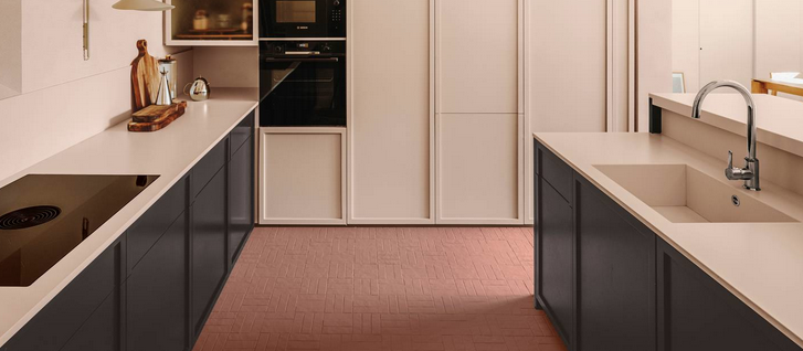 In questa cucina gli arredi su misura sono stati dipinti con Microresina di Kerakoll, Color Collection. Le ante delle colonne sono trattate con Microresina KK 126, in perfetta uniformità con i toni delle pareti in Patina KK 126. Le ante delle basi sono in Microresina KK 124, il pavimento in Microresina Floor KK 131. www.kerakoll.com