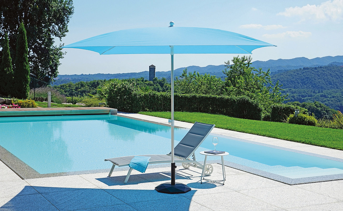 Ponente di Greenwood è un ombrellone con struttura
in alluminio rigato anodizzato e prolunga con bloccaggio a vite. Il tessuto sintetico assicura alta protezione dai raggi solari ed è disponibile in vari colori, come azzurro, rosso, verde, antracite. Misura L 250 x L 250 x H 303 cm. Costa 234,80 euro. www.greenwoodgarden.it Ponente di Greenwood è un ombrellone con struttura
in alluminio rigato anodizzato e prolunga con bloccaggio a vite. Il tessuto sintetico assicura alta protezione dai raggi solari ed è disponibile in vari colori, come azzurro, rosso, verde, antracite. Misura L 250 x L 250 x H 303 cm. Costa 234,80 euro. www.greenwoodgarden.it