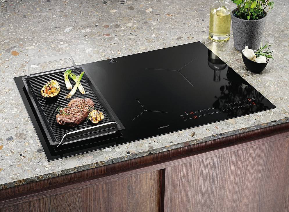 Il piano cottura SenseBoil di Electrolux regola automaticamente la temperatura per portare l’acqua a sobbollire, in modo da evitarne la fuoriuscita dalla pentola. Prevede, inoltre, anche una funzione Sicurezza Bambini, per bloccare i comandi. Costa 849,99 euro. www.electrolux.it Il piano cottura SenseBoil di Electrolux regola automaticamente la temperatura per portare l’acqua a sobbollire, in modo da evitarne la fuoriuscita dalla pentola. Prevede, inoltre, anche una funzione Sicurezza Bambini, per bloccare i comandi. Costa 849,99 euro. www.electrolux.it