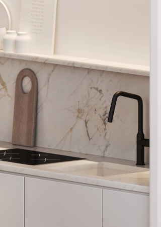 piano e cucina bianchi con rubinetteria nera per la cucina del monolocale trasformato in B&B, progetto Archventil, foto Alessandro Santi