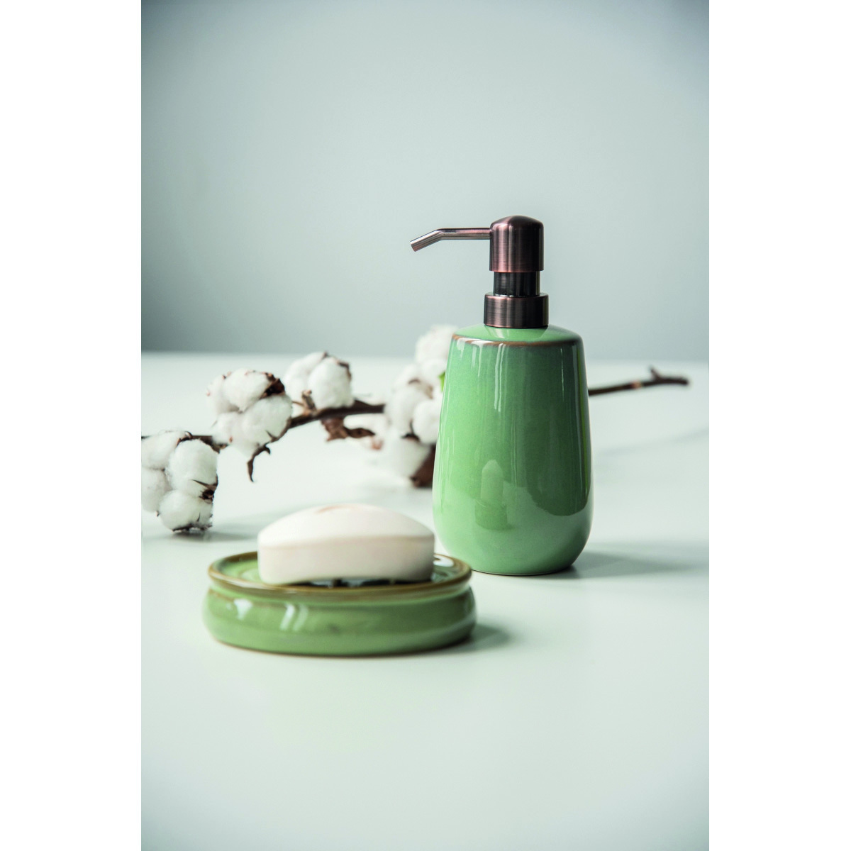 È in ceramica il portasapone ovale Sirmione di Leroy Merlin da appoggio in colore verde. Misura L 12 x H 3 cm. Prezzo 7,29 euro. Della stessa serie fa parte il dispenser cilindrico con diametro 8 cm, alto 17,5 cm e una capacità di 0,43 litri. Prezzo 12,99 euro. www.leroymerlin.it È in ceramica il portasapone ovale Sirmione di Leroy Merlin da appoggio in colore verde. Misura L 12 x H 3 cm. Prezzo 7,29 euro. Della stessa serie fa parte il dispenser cilindrico con diametro 8 cm, alto 17,5 cm e una capacità di 0,43 litri. Prezzo 12,99 euro. www.leroymerlin.it