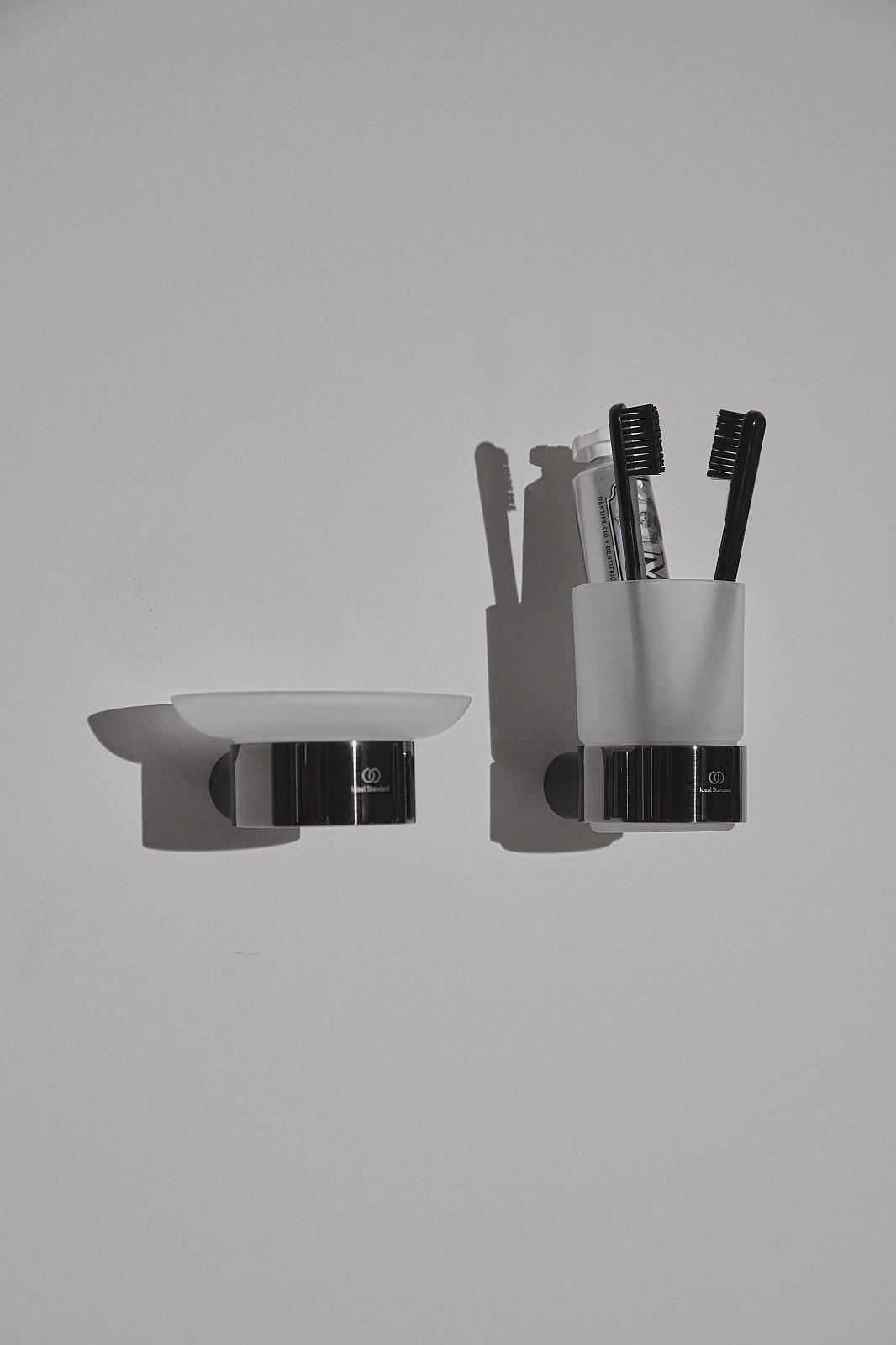 Il portasapone e il portaspazzolino in vetro opaco della collezione Conca di Atelier Collections Ideal Standard hanno supporto metallico e finitura Magnetic Grey. Prezzo, Iva esclusa, del portasapone per installazione a parete, che misura ø 10,9 x L 11,5 x H 4,6 cm, 207 euro; prezzo, Iva esclusa, del portaspazzolino nella misura ø 6,8 x L 9,5 x H 9,7 cm 238,50 euro. www.idealstandard.it Il portasapone e il portaspazzolino in vetro opaco della collezione Conca di Atelier Collections Ideal Standard hanno supporto metallico e finitura Magnetic Grey. Prezzo, Iva esclusa, del portasapone per installazione a parete, che misura ø 10,9 x L 11,5 x H 4,6 cm, 207 euro; prezzo, Iva esclusa, del portaspazzolino nella misura ø 6,8 x L 9,5 x H 9,7 cm 238,50 euro. www.idealstandard.it