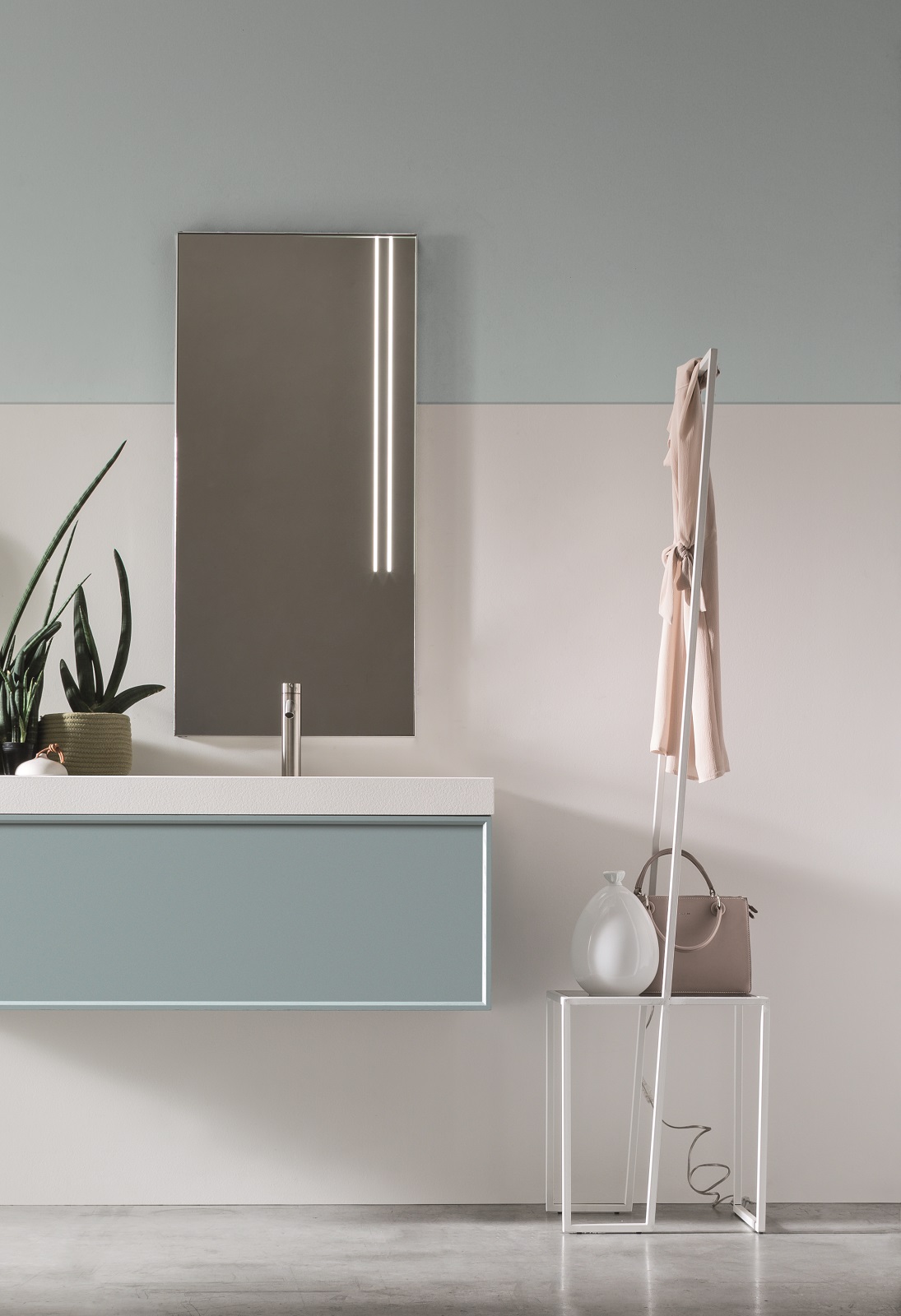 I portasciugamani della collezione Dress Up di Arcom possono essere appoggiati al muro o inseriti anche nello spazio doccia. Sono disponibili in quattro misure, hanno una struttura in metallo bianco o grigio antracite e piani con finiture a scelta, per esempio in legno o laccati lucidi e opachi. Il modello in foto misura L 35 x P 40 x H 170 cm. Prezzo su richiesta. www.arcombagno.com I portasciugamani della collezione Dress Up di Arcom possono essere appoggiati al muro o inseriti anche nello spazio doccia. Sono disponibili in quattro misure, hanno una struttura in metallo bianco o grigio antracite e piani con finiture a scelta, per esempio in legno o laccati lucidi e opachi. Il modello in foto misura L 35 x P 40 x H 170 cm. Prezzo su richiesta. www.arcombagno.com