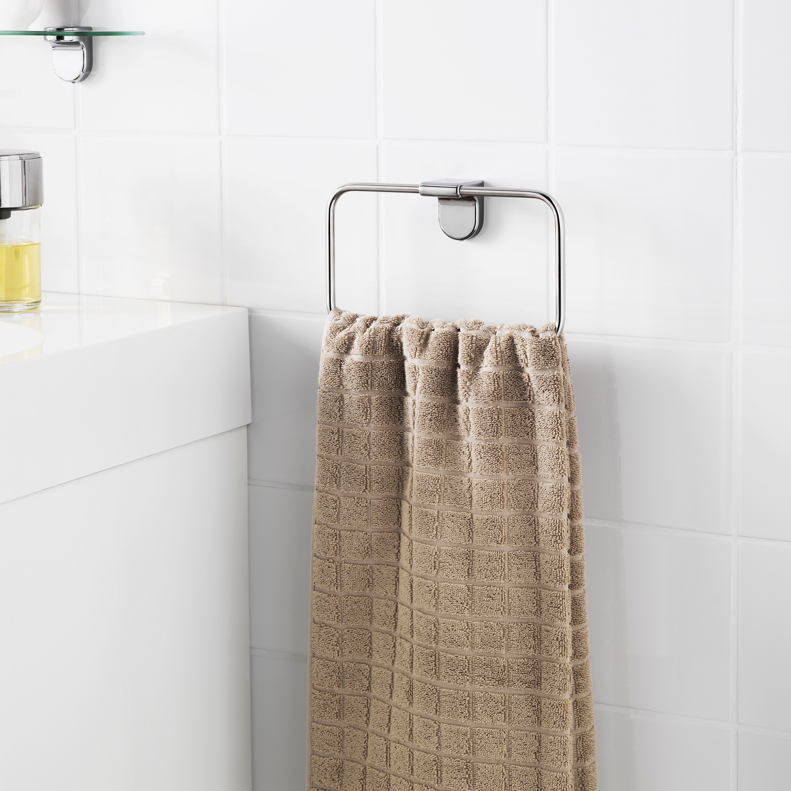Ha finitura cromata lucida il portasciugamani Kalkgrund di Ikea con viti nascoste dalla forma rettangolare. Misura L 13 x P 4,8 cm. Prezzo 9,95 euro. www.ikea.com Ha finitura cromata lucida il portasciugamani Kalkgrund di Ikea con viti nascoste dalla forma rettangolare. Misura L 13 x P 4,8 cm. Prezzo 9,95 euro. www.ikea.com