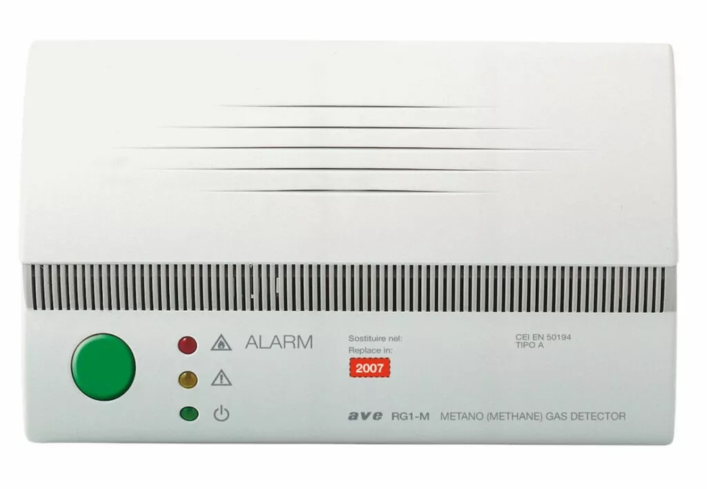 Rivelatore di gas metano da parete RG1-M di AVE: alimentazione 230Vac. Funzione di autodiagnosi attivabile da pulsante frontale. Misura 156 x 95 x 42 mm. Prezzo 151,25 euro. www.ave.it