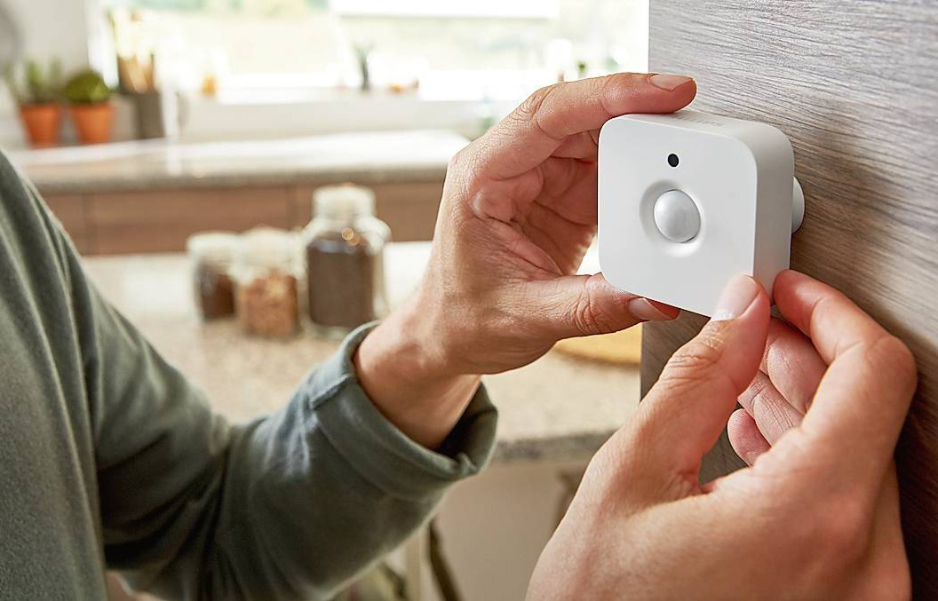 Hue Motion Sensor di Philips Hue, alimentato a batteria, in combinazione con Hue Bridge attiva automaticamente le lampade connesse quando rileva un movimento nelle sue vicinanze. Costa 44,90 euro. www.philips-hue.com Hue Motion Sensor di Philips Hue, alimentato a batteria, in combinazione con Hue Bridge attiva automaticamente le lampade connesse quando rileva un movimento nelle sue vicinanze. Costa 44,90 euro. www.philips-hue.com