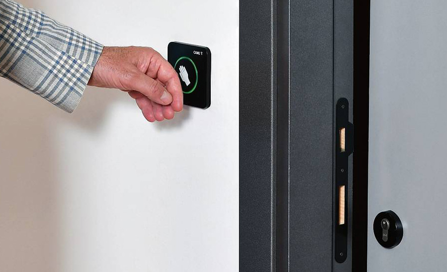 Basta avvicinare la mano, e il sensore SELS2SDG
di Came, con tecnologia radar doppler a microonde, attiva l’automazione di apertura e di chiusura di un serramento sia a battente sia scorrevole, senza ulteriori comandi manuali. Una soluzione che garantisce anche grande igiene. Prezzo su richiesta. www.came.com Basta avvicinare la mano, e il sensore SELS2SDG
di Came, con tecnologia radar doppler a microonde, attiva l’automazione di apertura e di chiusura di un serramento sia a battente sia scorrevole, senza ulteriori comandi manuali. Una soluzione che garantisce anche grande igiene. Prezzo su richiesta. www.came.com