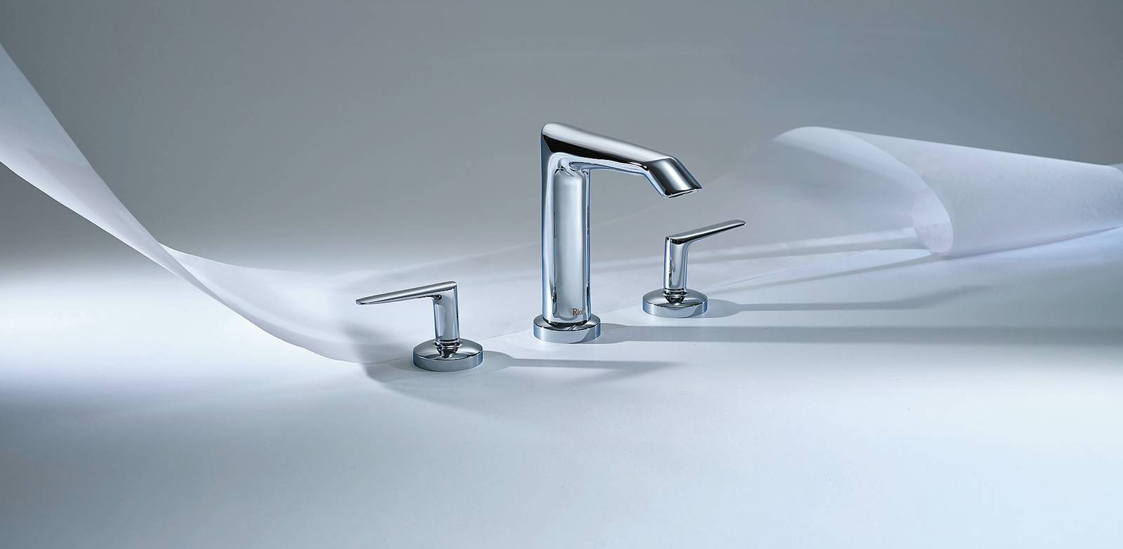 Fortune BrandsLa tecnologia della valvola Riowise di Riobel assicura ai sistemi
doccia l’equilibrio tra elemento termostatico e pressione dell'acqua, stabilizzando quest'ultima in modo intelligente per garantire
che la temperatura resti costante anche in caso di un sensibile
calo di pressione (fino al 50%). Costa 434,60 euro + Iva. House of Rohl, www.houseofrohl.it Fortune BrandsLa tecnologia della valvola Riowise di Riobel assicura ai sistemi
doccia l’equilibrio tra elemento termostatico e pressione dell'acqua, stabilizzando quest'ultima in modo intelligente per garantire
che la temperatura resti costante anche in caso di un sensibile
calo di pressione (fino al 50%). Costa 434,60 euro + Iva. House of Rohl, www.houseofrohl.it