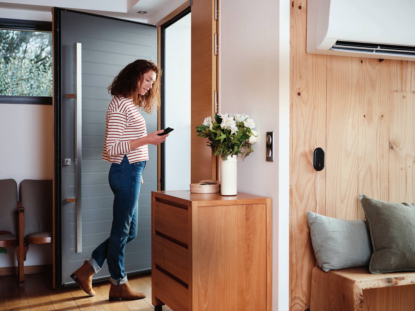 L’AC Controller di Netatmo, via smartphone e app Home+Control o assistenti vocali, gestisce condizionatore o pompa di calore aria-aria con un sistema di sincronizzazione compatibile con apparecchi dotati di telecomando a infrarossi. Costa 119,99 euro. www.netatmo.com L’AC Controller di Netatmo, via smartphone e app Home+Control o assistenti vocali, gestisce condizionatore o pompa di calore aria-aria con un sistema di sincronizzazione compatibile con apparecchi dotati di telecomando a infrarossi. Costa 119,99 euro. www.netatmo.com