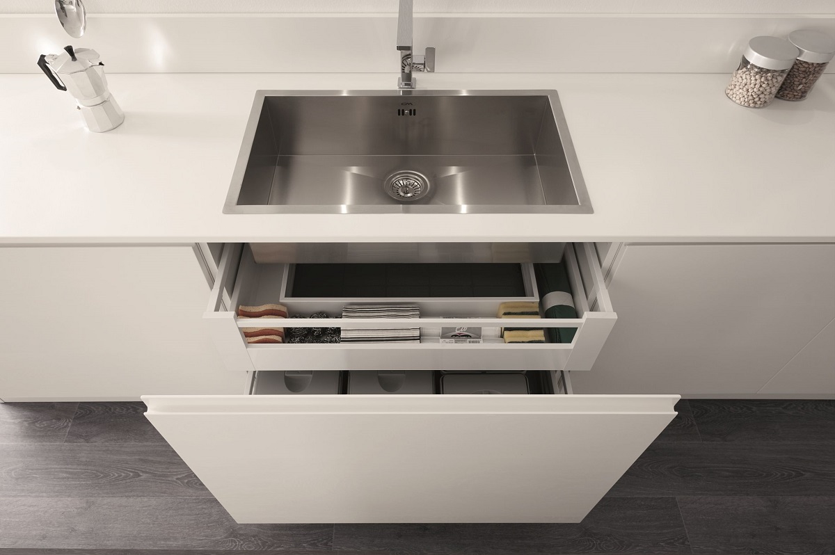 Cucina di Aran - all'interno dei grandi cestoni estraibili della cucina Masca con finitura bianca è alloggiata la pattumiera. www.arancucine.it