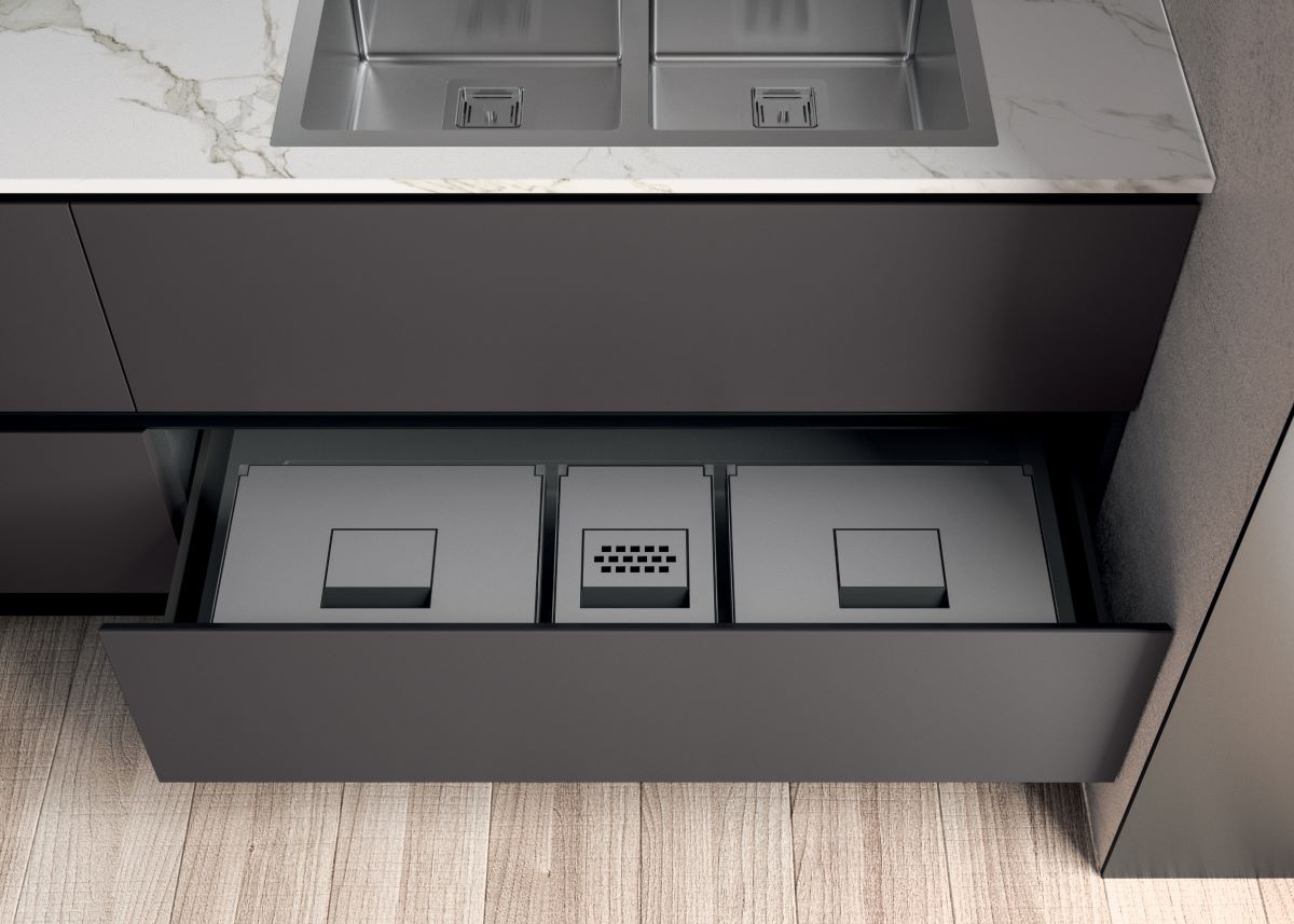 Cucina di Aran – pattumiera estraibile collocata sotto il lavello della cucina Erika. www.arancucine.it