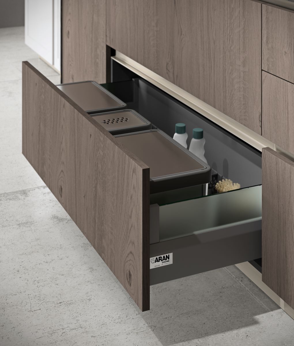 Cucina di Aran – i cestoni per la raccolta differenziata sono collocati nel cestone estraibile della cucina Vitabella con finitura in bianco lucido e rovere dilavato. www.arancucine.it