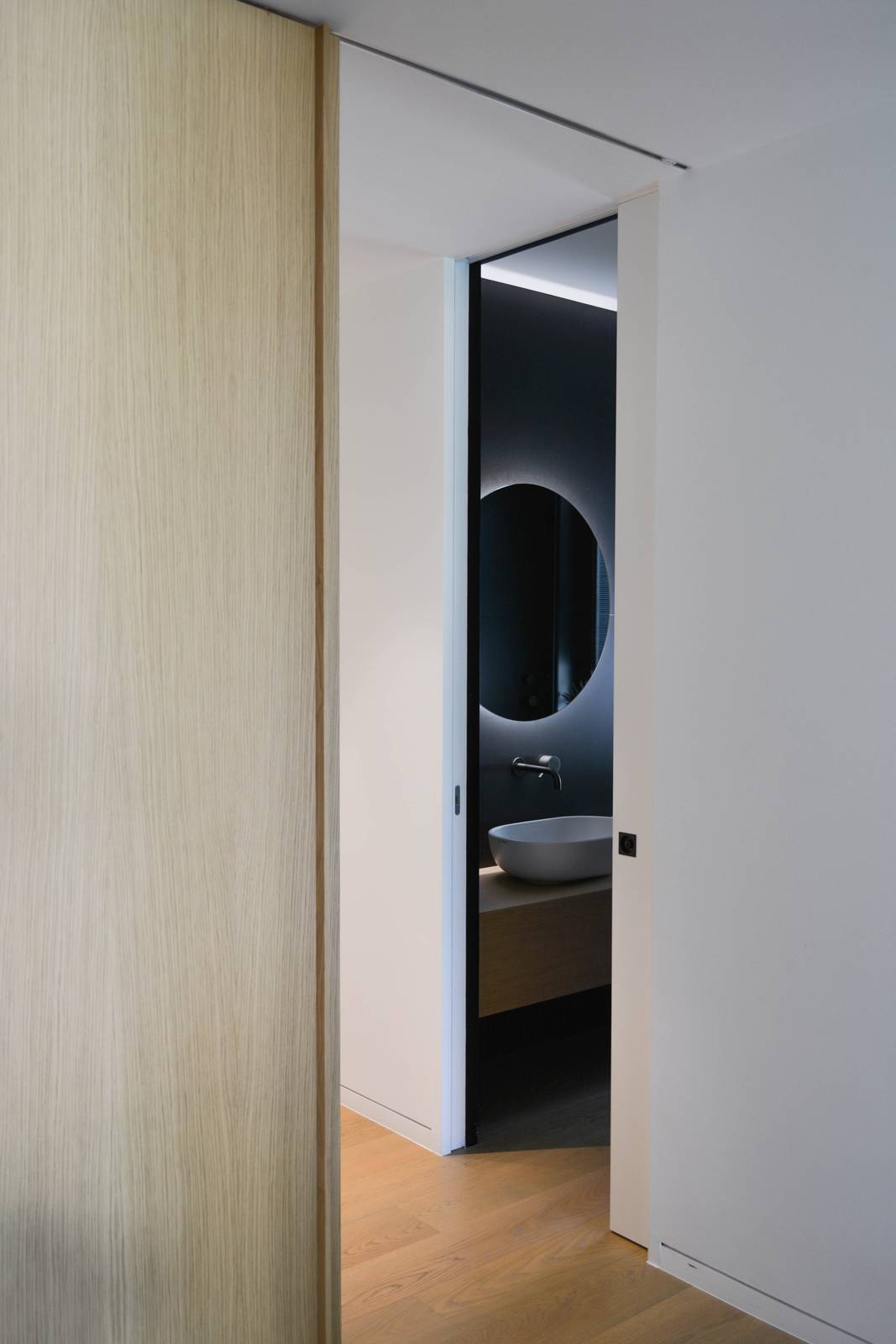 Bagno con porta scorrevole a scomparsa Absolute Evo di Ermetika - Progetto Ruta Associati Bagno con porta scorrevole a scomparsa Absolute Evo di Ermetika - Progetto Ruta Associati