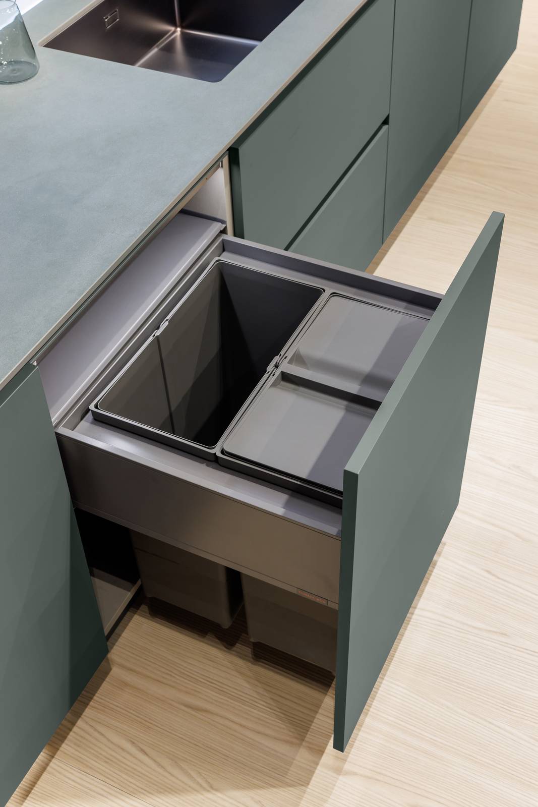 Base con modulo pattumiera collocata all'interno di un cestone estraibile del modello Start Time J-Oyster di Veneta Cucine