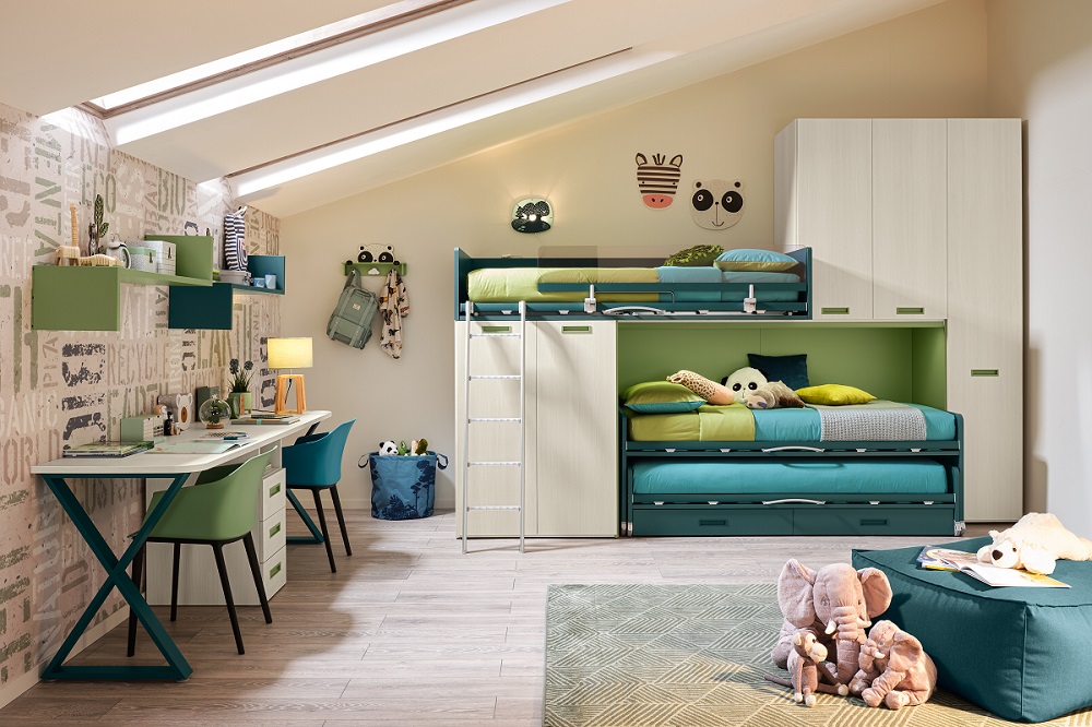 La cameretta di Moretti Compact è una soluzione alternativa all'armadio spiovente. Il soppalco Logic gioca con volumi e colori; sotto il letto superiore si trova un grande modulo armadio che consente di tenere tutto in ordine e a portata di mano. Nell'armadio attrezzato non manca nemmeno una cassettiera per maglie e biancheria. Il sistema letto Space, poi, insieme al soppalco trasforma la cameretta in uno spazio che può ospitare anche tre bambini. La zona studio è composta da due scrivanie sostenute al centro da una cassettiera. www.moretticompact.it La cameretta di Moretti Compact è una soluzione alternativa all'armadio spiovente. Il soppalco Logic gioca con volumi e colori; sotto il letto superiore si trova un grande modulo armadio che consente di tenere tutto in ordine e a portata di mano. Nell'armadio attrezzato non manca nemmeno una cassettiera per maglie e biancheria. Il sistema letto Space, poi, insieme al soppalco trasforma la cameretta in uno spazio che può ospitare anche tre bambini. La zona studio è composta da due scrivanie sostenute al centro da una cassettiera. www.moretticompact.it