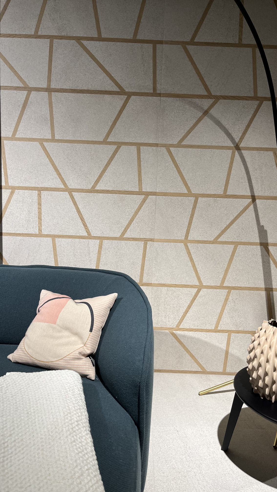 Ceramica Sant'Agostino gres effetto cemento con inserti effetto legno Ceramica Sant'Agostino gres effetto cemento con inserti effetto legno