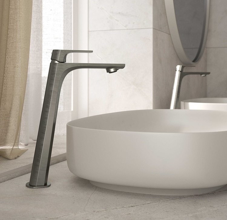 La serie di rubinetti Albatros di Rubinetterie Treemme si distingue per le forme scultoree e fluide che trasmettono dinamismo. Disegnata da Gianluca Belli di Phicubo, la serie ha un'eleganza contemporanea con linee pulite e minimali. Un elemento distintivo è l’utilizzo di una cartuccia piatta da 22 mm, che contribuisce alla leggerezza complessiva del rubinetto. La particolare inclinazione del rubinetto è stata progettata per mantenere la maniglia sopra il catino del lavabo ed evitare di sgocciolare sul top quando si chiude l’acqua con le mani bagnate. Realizzata in ottone, è in tutte le finiture a catalogo. www.rubinetterie3m.it